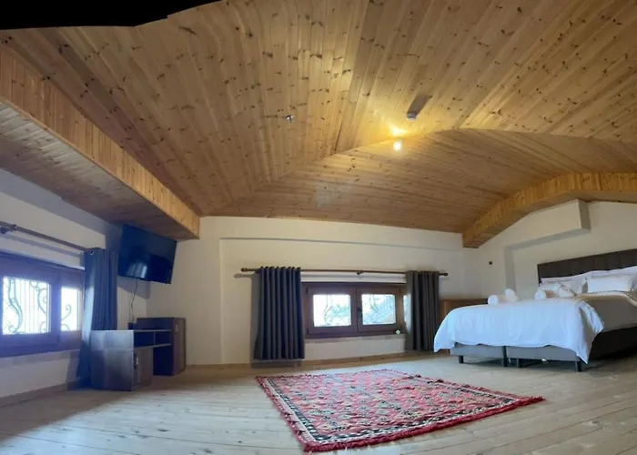 Hotel Kroi Near Castle Entrance Castle And Town View 3*
