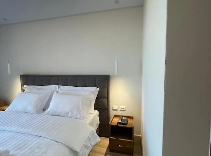 Hotel Kroi Near Castle Entrance Castle And Town View 3*